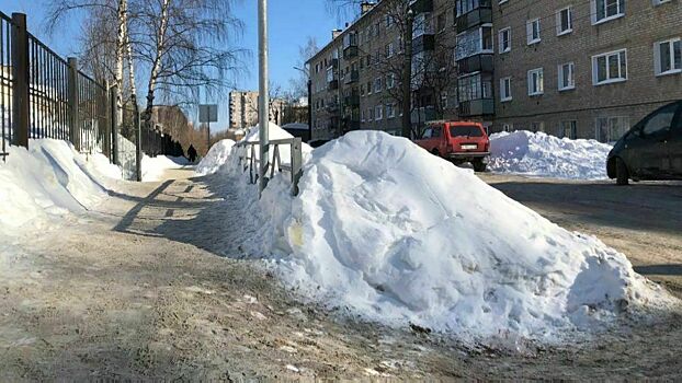 В Кирове высота снежных валов у пешеходных переходов и остановок выше нормативной в 4 раза