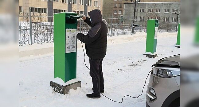 Морозный Норильск вводит электроподогрев машин на обычной городской парковке