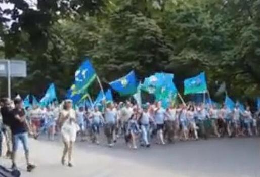 В Сети обсуждают массовое шествие десантников по центральной улице Краснодара