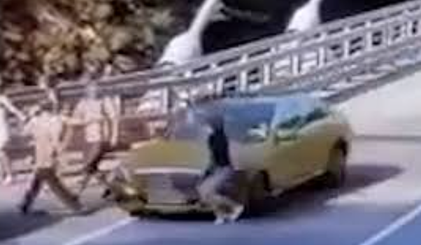 Золотой Мерседес сбил женщину в Сочи из-за селфи