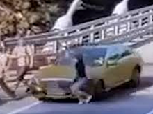 Золотой Мерседес сбил женщину в Сочи из-за селфи