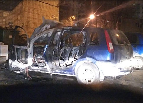 Под Саратовом сгорели две легковушки