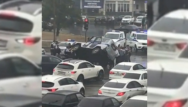 Торопившийся водитель опрокинул полицейский УАЗ в Махачкале