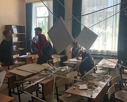 На школьников рухнул потолок после ремонта на 30 млн