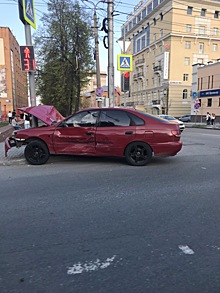 В центре Пензы иномарка с грудным ребенком влетела в столб