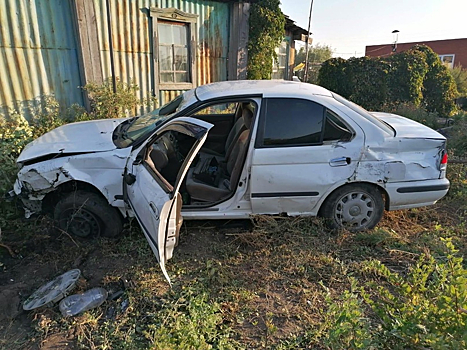 Иномарка снесла забор дома в Карасукском районе: погиб молодой парень