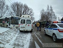 В Твери ЗИЛ протаранил пассажирский автобус, один пассажир вылетел в окно, еще двое пострадали