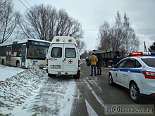 В Твери ЗИЛ протаранил пассажирский автобус, один пассажир вылетел в окно, еще двое пострадали