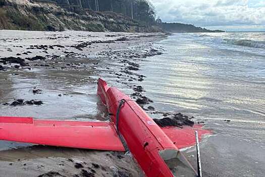 На пляже в Лиепае обнаружили объект, похожий на беспилотник