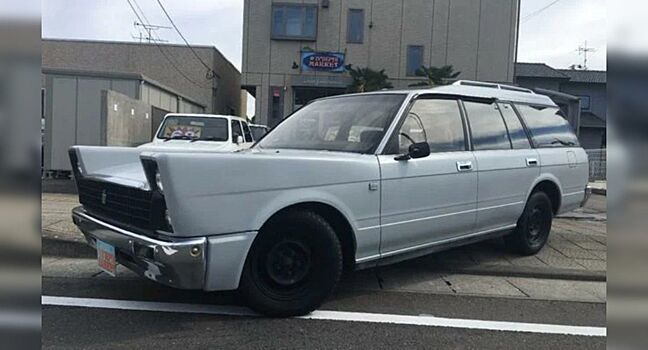 Toyota Crown Super Saloon 1990 года стилизовали под Ford 60-х?