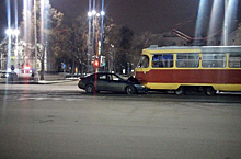 Легковушка протаранила трамвай в Екатеринбурге