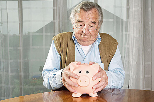 Банки не станут меньше кредитовать пенсионеров из-за запрета взыскивать долги