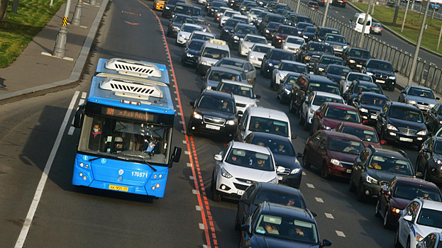 Езда по выделенной полосе в 2025 году: запреты, штраф и правила проезда