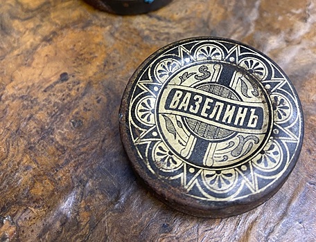 Две баночки с дореволюционным вазелином обнаружили в одном из домов в Заповедных кварталах