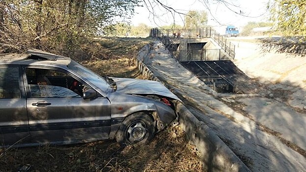 Автомобиль слетел с дороги и врезался в ограждение вдоль канала в Алматы