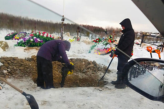 Россиянка два дня самостоятельно копала могилу матери на морозе