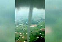 Пилот облетел мощный торнадо и снял его на видео