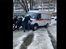 Саратовцы помогли вытолкать застрявшую в снегу «скорую»