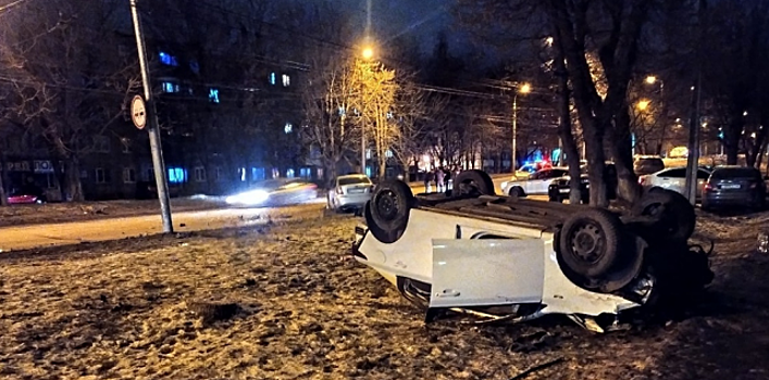 В Калуге в ночь на Рождество перевернулся автомобиль