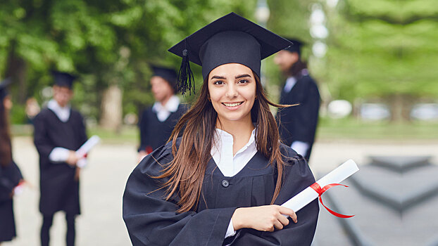 Эксперты объяснили, почему специалисты с избыточным образованием мало зарабатывают