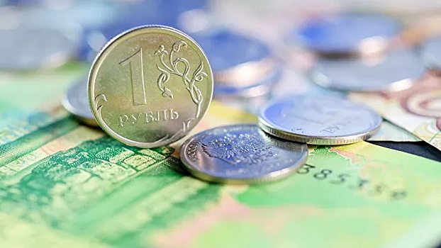 Рубль снизился к доллару и евро