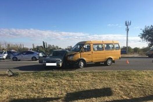 8 человек пострадали в Буденновске при столкновении маршрутки и легковушки