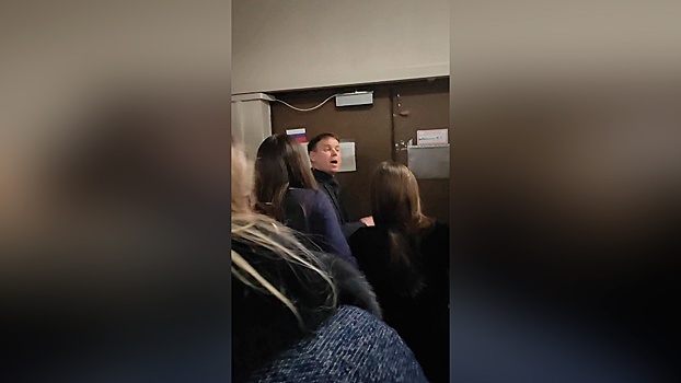 Очевидец снял, как охранник руководил паникующими в «Крокусе» и показывал выход