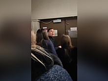 Очевидец снял, как охранник руководил паникующими в «Крокусе» и показывал выход