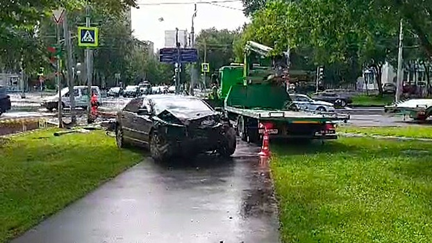 Сбитый знак и искореженные машины: последствия ДТП в Люблино