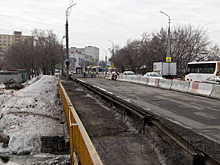 На курганском мосту по улице Карбышева оголена арматура
