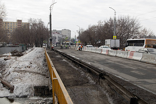 На курганском мосту по улице Карбышева оголена арматура