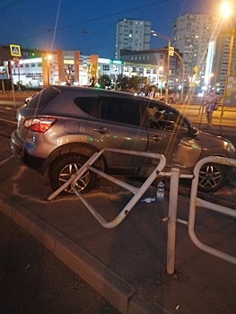 В Челябинске кроссовер сбил пешеходные ограждения и вылетел на трамвайные пути