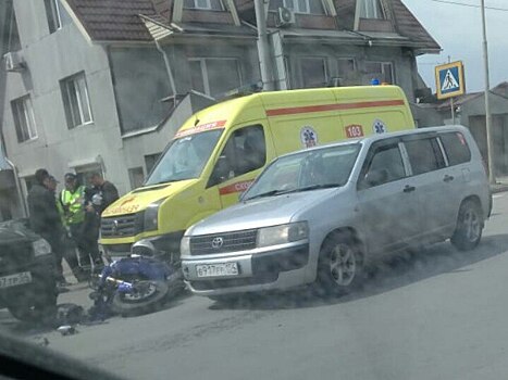 На улице Кирова разбился мотоциклист: он столкнулся с Subaru на повороте