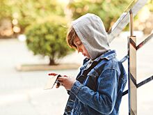 Ребенок застрял между гаражами, пытаясь достать смартфон