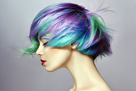 Стилист рассказала о моде на разноцветные волосы в новом году