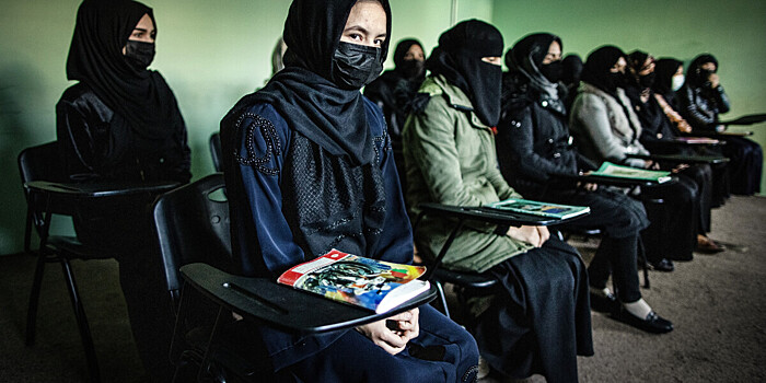 Женская акция протеста из-за закрытия салонов красоты прошла в Кабуле