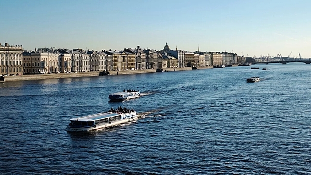 Теплоход потопил судно в Петербурге