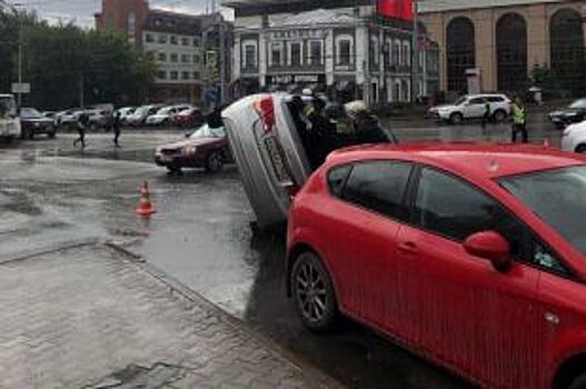 В аварии в центре Екатеринбурга пострадала машина областного замминистра