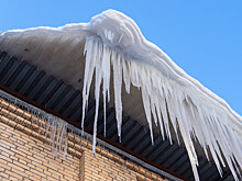 Пермский школьник попал в больницу после того, как на него рухнула глыба льда