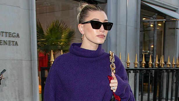 Кожаные чулки со шпильками и юбка с максимальным разрезом: Хейли Бибер покоряет Париж