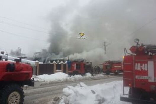Крупный пожар произошел на станции техобслуживания в Новосибирске