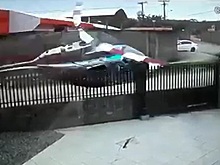 Момент падения угнанного вертолета на городскую улицу в Бразилии попал на видео