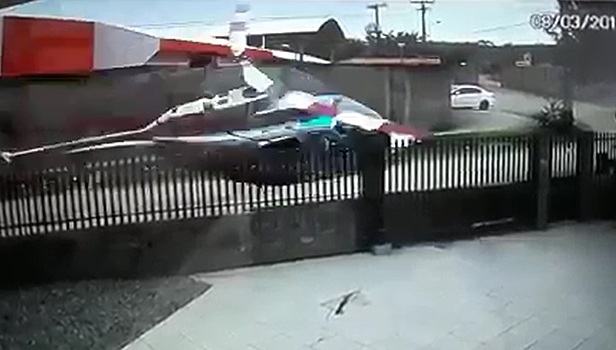 Момент падения угнанного вертолета на городскую улицу в Бразилии попал на видео