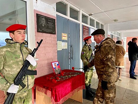 В поселке Яр в Удмуртии установили памятную доску погибшему на СВО Алексею Шудегову