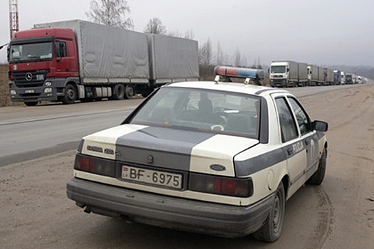 В Латвии началась проверка из-за флажка РФ в авто полицейского