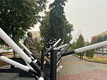 Полосатые жезлы возле памятника Свиридову не убрали после Дня города в Курске