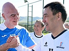 Президент Кыргызстана и глава ФИФА сыграли в футбол в Бишкеке