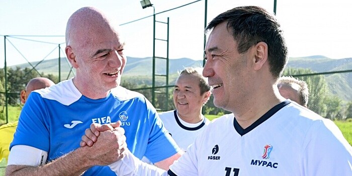 Президент Кыргызстана и глава ФИФА сыграли в футбол в Бишкеке
