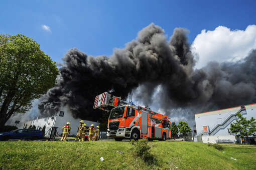 B. Z. : в Берлине сутки не могут потушить пожар на оборонном заводе Diehl