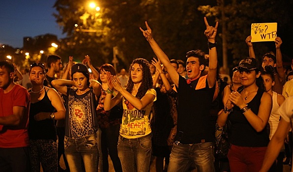 Армянский протест идет на обострение